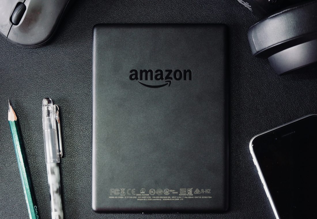 Tablet modern menampilkan antarmuka digital sebagai ilustrasi Amazon Alexa Tablet berbasis Android