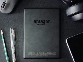 Tablet modern menampilkan antarmuka digital sebagai ilustrasi Amazon Alexa Tablet berbasis Android