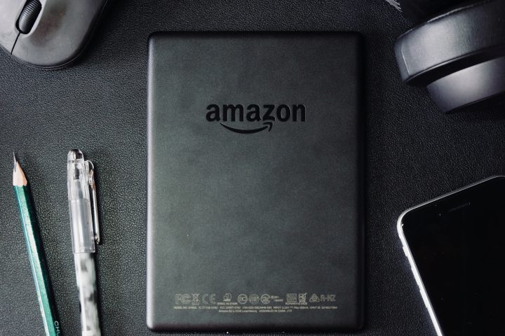 Tablet modern menampilkan antarmuka digital sebagai ilustrasi Amazon Alexa Tablet berbasis Android