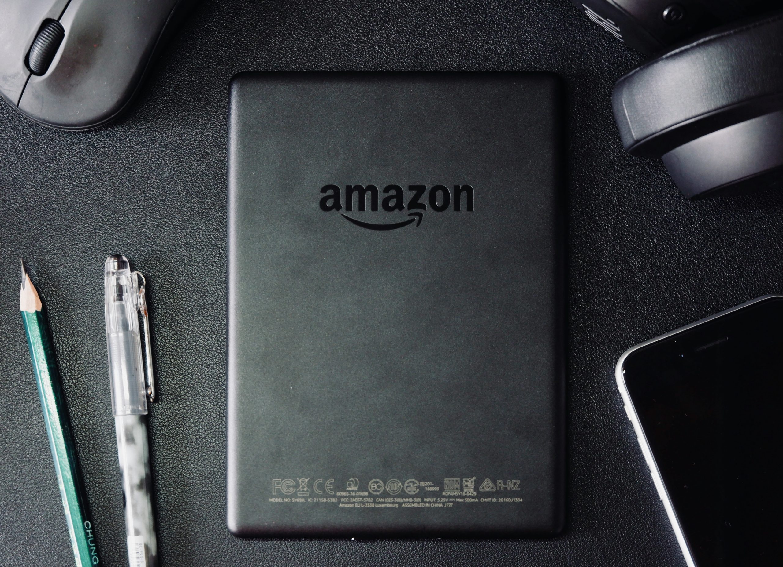 Tablet modern menampilkan antarmuka digital sebagai ilustrasi Amazon Alexa Tablet berbasis Android