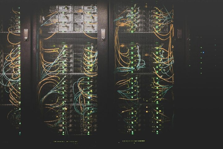 Ilustrasi ruang pusat data dengan server untuk menggambarkan infrastruktur komputasi AI