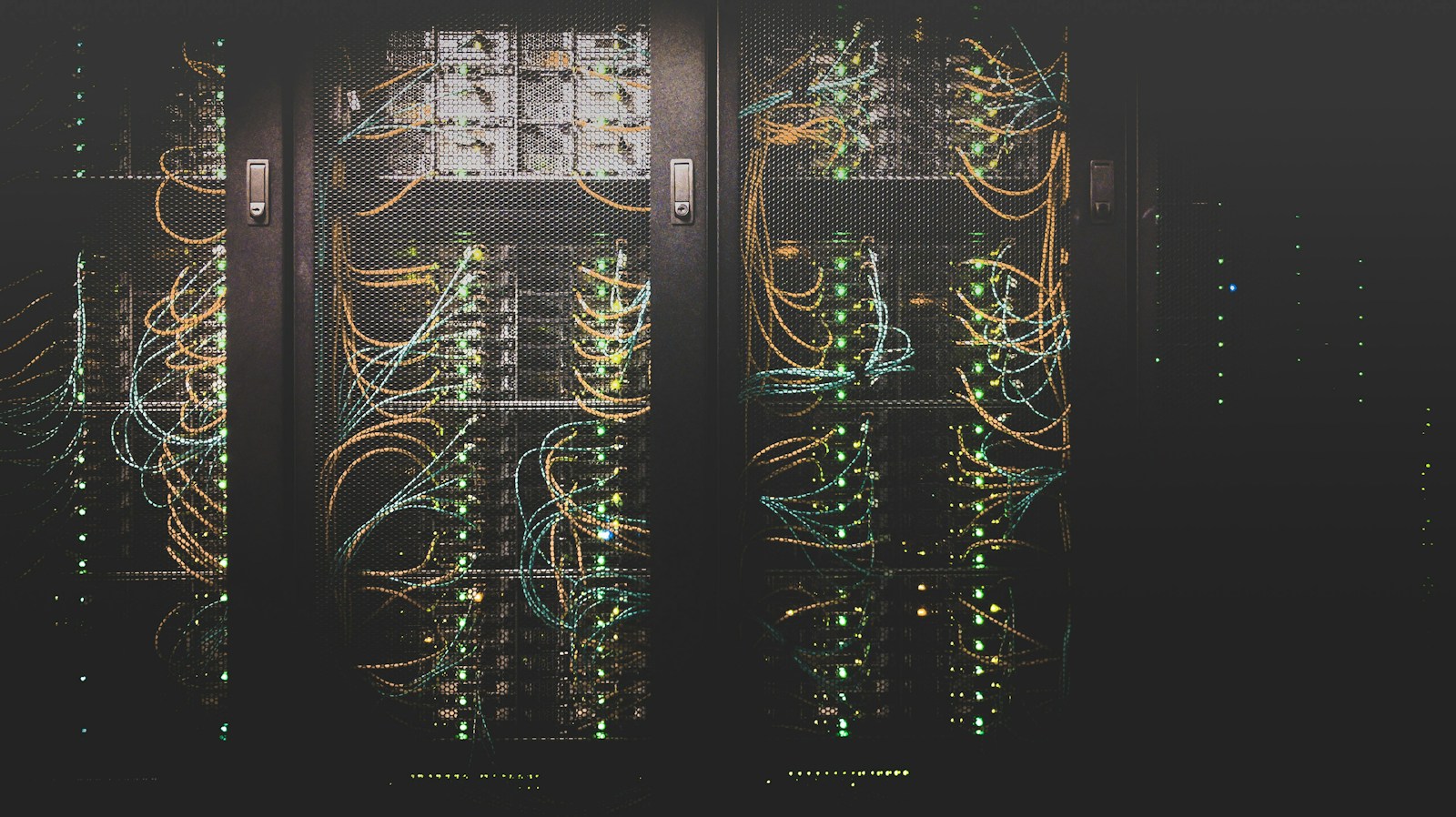 Ilustrasi ruang pusat data dengan server untuk menggambarkan infrastruktur komputasi AI