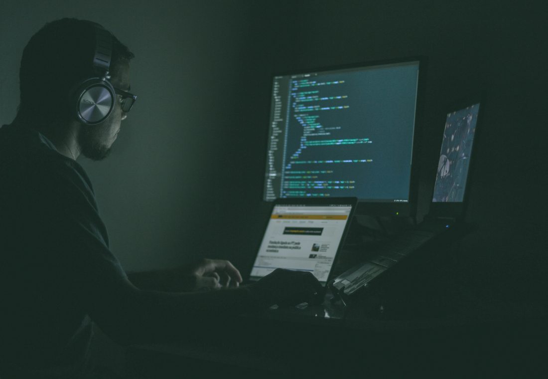 Ilustrasi keamanan siber dan analisis kode software dengan AI