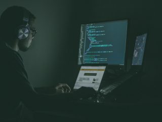 Ilustrasi keamanan siber dan analisis kode software dengan AI