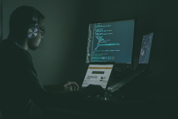 Ilustrasi keamanan siber dan analisis kode software dengan AI