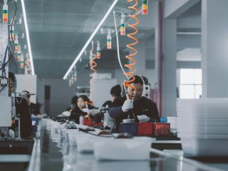 Ilustrasi pabrik semikonduktor dan produksi chip untuk infrastruktur AI