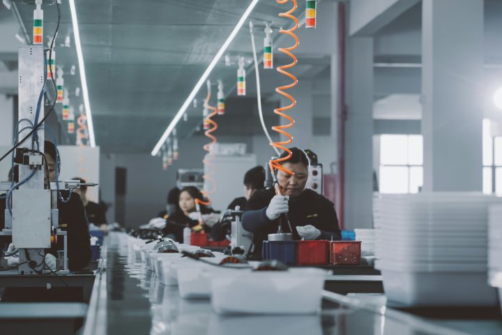Ilustrasi pabrik semikonduktor dan produksi chip untuk infrastruktur AI