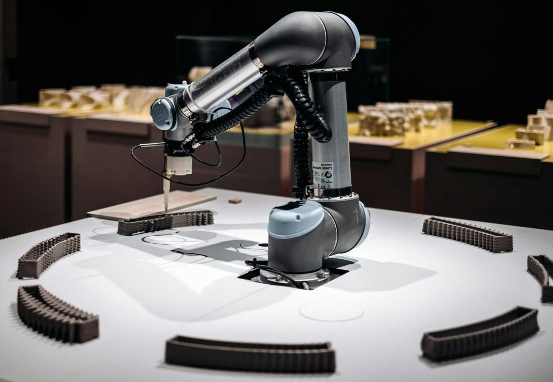 Robot industri sebagai ilustrasi penerapan AI pada manufaktur