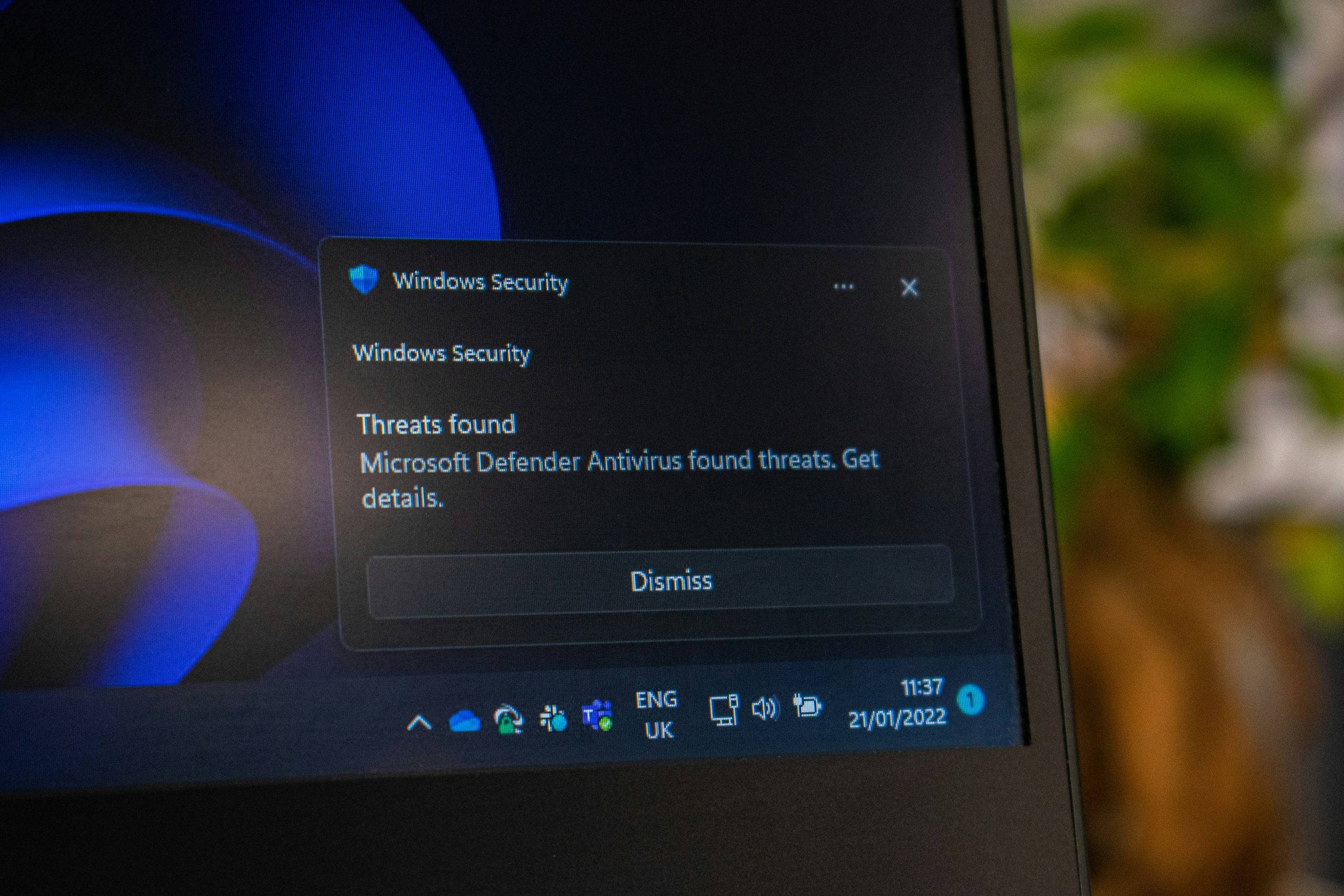 Laptop menampilkan pengaturan keamanan Windows saat pembaruan sistem operasi